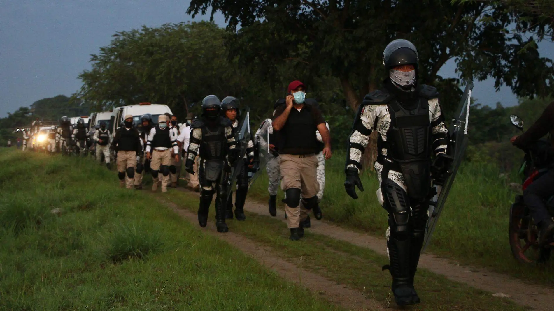 Migrantes se enfrentan con Guardia Nacional, hay un oficial herido